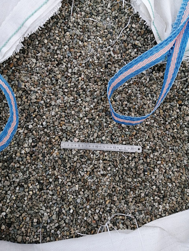 Kamenclub.ru: Галька речная окат (серая) фр.3-5 мм купить  в Севастополе галька речная серая бежевый темно-серый окатанный речной камень округлый 9500 руб/т   фото КАМЕНЬ КЛУБ