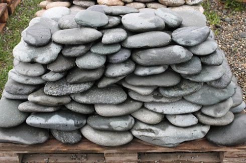 Kamenclub.ru: Галька речная плоская (темно-серая) фр. 100-200-300 мм. купить  в Севастополе галька речная плоская темно-серый, серый, синий речной галечник плоский 9000 руб/т   фото КАМЕНЬ КЛУБ