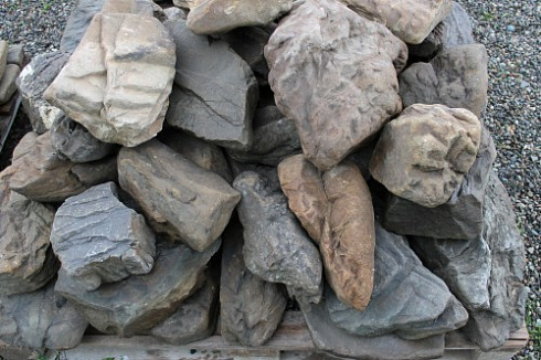 Kamenclub.ru: Песчаник декоративный ландшафтный (фр. 300-500 мм)  купить в Севастополе песчаник желтый рыжий серый зеленый валун речной окатанный природный песчаника 4 500 руб/т   фото КАМЕНЬ КЛУБ