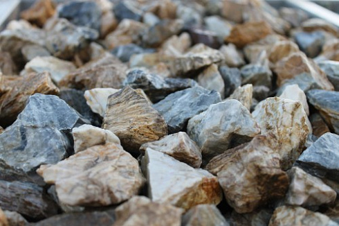 Kamenclub.ru: Мраморная крошка (щебень крошка медовый) фр. 20-40 мм.  купить в Севастополе мрамор бежевый рыжий желтый ландшафтная мраморная крошка 12000 руб/т   фото КАМЕНЬ КЛУБ