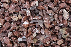 Kamenclub.ru: Мраморная крошка (щебень крошка розовый) фр. 40-70 мм.  купить в Севастополе мрамр розовый, красный мраморный декоративный 11000 руб/т   фото КАМЕНЬ КЛУБ