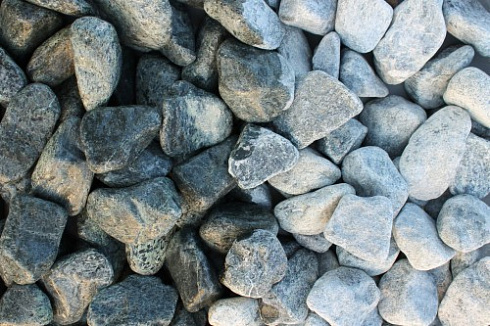 Kamenclub.ru: Щебень галтованный зеленый (змеевик) фр. 50-100 мм.  купить в Севастополе галтовка мраморная зеленый, салатовый мрамор 12 500 руб/т   фото КАМЕНЬ КЛУБ