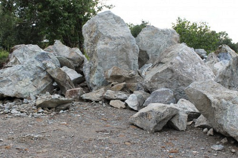 Kamenclub.ru: Змеевик скальник фр. 500-1500 мм.  купить в Севастополе змеевик зеленый серый черный глыба скальная колотая 7500 руб/т   фото КАМЕНЬ КЛУБ