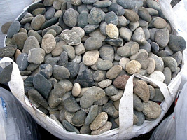 Kamenclub.ru: Галька речная плоская (ассорти) фр. 100-200-300 мм. купить в Севастополе галька плоская разноцветная серый белый темно-серый синий речная галька ландшафтная 8000 руб/т   фото КАМЕНЬ КЛУБ