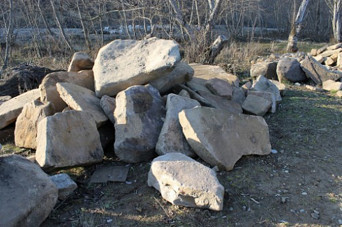 Kamenclub.ru: Песчаник плиты - плахи - пошаговые дорожки (фр. 70-150 мм)  купить в Севастополе песчаник серый бежевый желтый зеленый колотый песчаник строительный 6500 руб/т   фото КАМЕНЬ КЛУБ