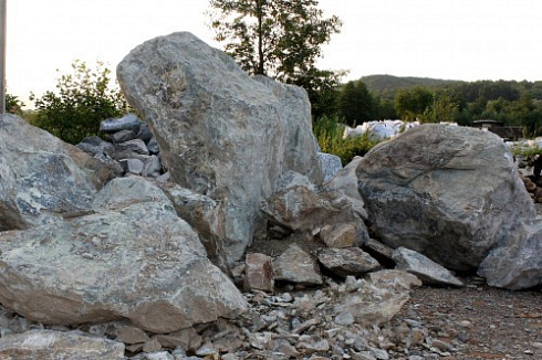 Kamenclub.ru: Змеевик скальник фр. 500-1500 мм.  купить в Севастополе змеевик зеленый серый черный глыба скальная колотая 7500 руб/т   фото КАМЕНЬ КЛУБ