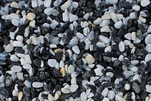 Kamenclub.ru: Мраморная крошка (щебень галтованный микс:белый-черный) фр.10-20 мм.  купить в Севастополе мрамор белый, черный окатанные округлые декоративные ландшафтные камни щебня 15500 руб/т   фото КАМЕНЬ КЛУБ