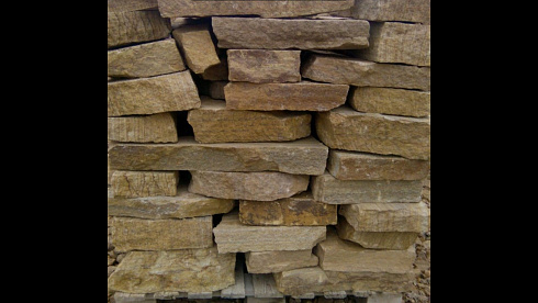 Kamenclub.ru: Песчаник пластушка желтый с рисунком (4-6 см)  купить в Севастополе плитняк пластушка желтый с рисунком песчаник 9 000 руб/м3   фото КАМЕНЬ КЛУБ