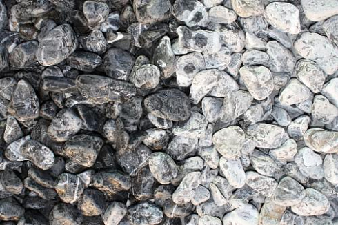 Kamenclub.ru: Щебень галтованный черный (мрамор) фр.20-40 мм.  купить в Севастополе мрамор черный с белыми прожилками мрамор окатанный округлый 15000 руб/т   фото КАМЕНЬ КЛУБ