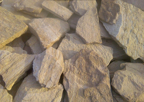 Kamenclub.ru: Песчаник пластушка "фонтанка" желтая (3,0 - 5,0 см)  купить в Севастополе песчаник желтая, рыжий, желтый песчаник колотый рваный со сколом облицовочный 16200 руб/м3   фото КАМЕНЬ КЛУБ