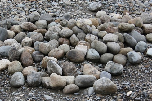 Kamenclub.ru: Речной валун (Ассорти) фр.100-300 мм.  купить в Севастополе галечник серый, темно-серый, светло-серый речная галька крупных размеров 4200 руб/т   фото КАМЕНЬ КЛУБ