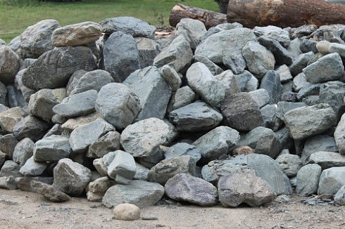 Kamenclub.ru: Гранит скальник (серо-зеленый) фр. 100-500 мм.  купить в Севастополе гранит зеленый, серый, салатовый крупный ландшафтный валун 6 000 руб/т   фото КАМЕНЬ КЛУБ