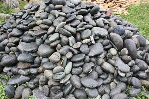 Kamenclub.ru: Темно-серый валунчик фр.100-300 мм.  купить в Севастополе крупный природный камень серый, темно-серый, светло-серый речная галька большого размера окатанная 4500 руб/т   фото КАМЕНЬ КЛУБ