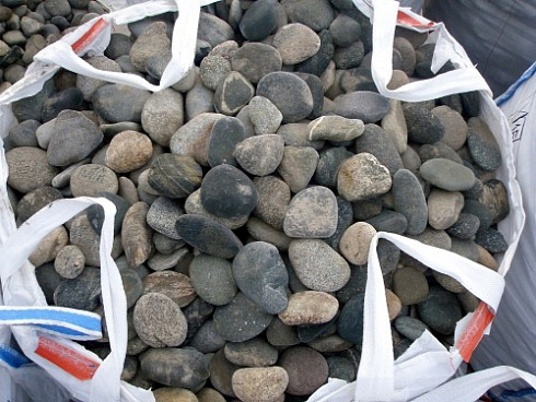 Kamenclub.ru: Галька речная плоская (ассорти) фр. 70-150 мм. купить  в Севастополе галька галечник серый белый темно-серый синий светло-серый плоская природная галька  9000 руб/т   фото КАМЕНЬ КЛУБ