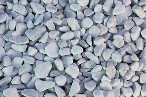 Kamenclub.ru: Щебень галтованный белый (мрамор) фр.5-10 мм.  купить в Севастополе мрамор белый, айвори, молочный каменная мраморная декоративная ландшафтная крошка 17000 руб/т   фото КАМЕНЬ КЛУБ