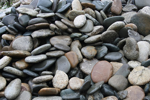 Kamenclub.ru: Галька речная плоская (ассорти) фр. 100-200-300 мм. купить  в Севастополе галька плоская разноцветная серый белый темно-серый синий речная галька ландшафтная 8000 руб/т   фото КАМЕНЬ КЛУБ