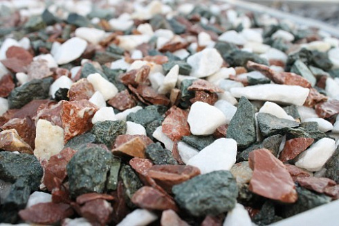 Kamenclub.ru: Мраморная крошка (щебень крошка микс: белый-зеленый-розовый) фр. 10-20 мм.  купить в Севастополе мрамор белый, зеленый, розовый декоративный ландшафтный колотый щебень 12000 руб/т   фото КАМЕНЬ КЛУБ