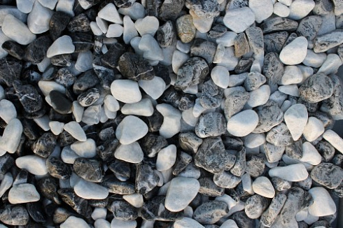 Kamenclub.ru: Мраморная крошка (щебень галтованный микс:: белый-черный) фр.20-40 мм  купить в Севастополе мрамор белый, черный мраморный галтованный щебень 15500 руб/т   фото КАМЕНЬ КЛУБ