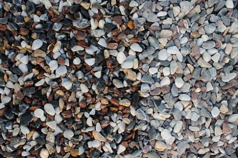 Kamenclub.ru: Мраморная крошка (щебень галтованный микс:белый-черный-розовый-медовый) фр.10-20 мм.  купить в Севастополе мрамор белый, медовый, черный, розовый мраморный декоративный ландшафтный окатанный округлый галтованный щебень 15500 руб/т   фото КАМЕНЬ КЛУБ