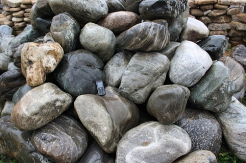 Kamenclub.ru: Речной валун Кабанчик фр.300-500 мм.  купить в Севастополе крупный природный камень галька серый, темно-серый речной валун галечник масштабный 7000 руб/т   фото КАМЕНЬ КЛУБ