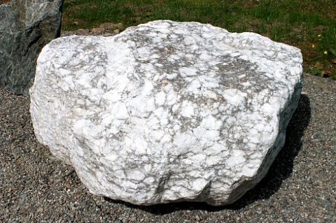 Kamenclub.ru: Мраморизированный известняк фр.500-1500 мм.  купить в Севастополе    10000 руб/т   фото КАМЕНЬ КЛУБ