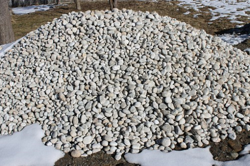 Kamenclub.ru: Галька речная окат (серо-белая) фр. 70-120 мм купить  в Севастополе галька галечник бело-серая, серо-белая, серая, белая речная природная галька  8000 руб/т   фото КАМЕНЬ КЛУБ