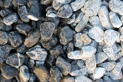 Kamenclub.ru: Щебень галтованный черный (мрамор) фр. 50-100 мм.  купить в Севастополе мрамор черный с белыми прожилками щебень ландшафтный мраморный 15000 руб/т   фото КАМЕНЬ КЛУБ