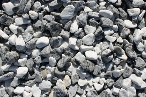 Kamenclub.ru: Мраморная крошка (щебень галтованный микс:: белый-черный) фр.20-40 мм  купить в Севастополе мрамор белый, черный мраморный галтованный щебень 15500 руб/т   фото КАМЕНЬ КЛУБ