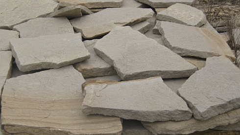 Kamenclub.ru: Песчаник пластушка светло-серый (2,0 см)  купить в Севастополе плитняк- ластушка светло-серый, серый рваный ландшафтный плитняк колотый 13800 руб/м3   фото КАМЕНЬ КЛУБ