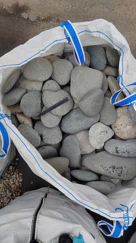 Kamenclub.ru: Галька речная плоская (темно-серая) фр. 70-150 мм. купить  в Севастополе галечник природный темно-серый серый синий речная плоская природная окатанная  9000 руб/т   фото КАМЕНЬ КЛУБ