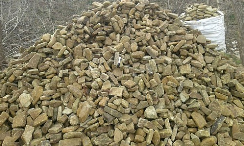 Kamenclub.ru: Песчаник для строительства и кладки блочный (фр 100-200 мм)  купить в Севастополе песчаник бежевый серый рыжий валун мелкий для строительства песчаник 6500 руб/т   фото КАМЕНЬ КЛУБ