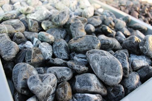 Kamenclub.ru: Щебень галтованный черный (мрамор) фр.20-40 мм.  купить в Севастополе мрамор черный с белыми прожилками мрамор окатанный округлый 15000 руб/т   фото КАМЕНЬ КЛУБ