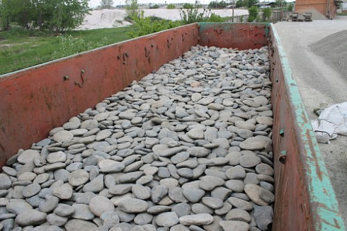 Kamenclub.ru: Галька речная плоская (ассорти) фр. 100-200-300 мм. купить  в Севастополе галька плоская разноцветная серый белый темно-серый синий речная галька ландшафтная 8000 руб/т   фото КАМЕНЬ КЛУБ