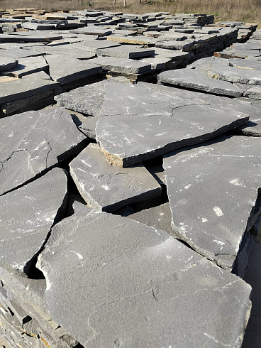 Kamenclub.ru: Песчаник пластушка светло-серый (2,0 см)  купить в Севастополе плитняк- ластушка светло-серый, серый рваный ландшафтный плитняк колотый 13800 руб/м3   фото КАМЕНЬ КЛУБ