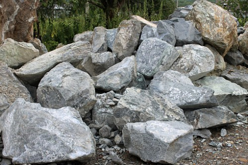 Kamenclub.ru: Змеевик скальник фр. 500-1500 мм.  купить в Севастополе змеевик зеленый серый черный глыба скальная колотая 7500 руб/т   фото КАМЕНЬ КЛУБ