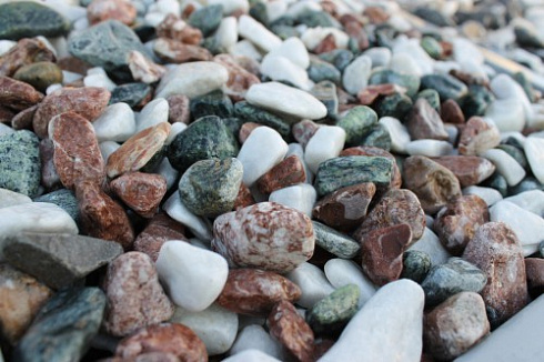 Kamenclub.ru: Мраморная крошка (щебень галтованный микс:белый-зеленый-розовый) фр.20-40 мм.  купить в Севастополе мрамор белый, зеленый, розовый мрамор декоративный (галтовка) 15500 руб/т   фото КАМЕНЬ КЛУБ