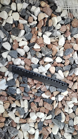 Kamenclub.ru: Мраморная крошка (щебень галтованный микс:белый-зеленый-розовый) фр.20-40 мм.  купить в Севастополе мрамор белый, зеленый, розовый мрамор декоративный (галтовка) 15500 руб/т   фото КАМЕНЬ КЛУБ