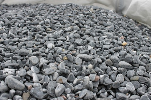 Kamenclub.ru: Щебень галтованный черный (мрамор) фр.10-20 мм.  купить в Севастополе мрамор черный с белыми прожилками, черный, белый окатанный округлый ландшафтный декоративный щебень 15000 руб/т   фото КАМЕНЬ КЛУБ