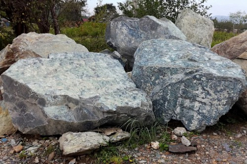 Kamenclub.ru: Змеевик скальник фр. 500-1500 мм.  купить в Севастополе змеевик зеленый серый черный глыба скальная колотая 7500 руб/т   фото КАМЕНЬ КЛУБ