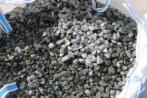 Kamenclub.ru: Щебень крошка зеленый (змеевик) фр. 20-40 мм.  купить в Севастополе мрамор зеленый, салатовый ландшафтная мраморная крошка 8500 руб/т   фото КАМЕНЬ КЛУБ