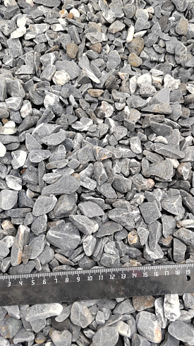 Kamenclub.ru: Щебень галтованный черный (мрамор) фр.10-20 мм.  купить в Севастополе мрамор черный с белыми прожилками, черный, белый окатанный округлый ландшафтный декоративный щебень 15000 руб/т   фото КАМЕНЬ КЛУБ