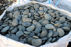 Kamenclub.ru: Галька речная плоская (темно-серая) фр. 100-200-300 мм. купить в Севастополе галька речная плоская темно-серый, серый, синий речной галечник плоский 9000 руб/т   фото КАМЕНЬ КЛУБ