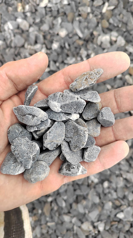 Kamenclub.ru: Щебень галтованный черный (мрамор) фр.10-20 мм.  купить в Севастополе мрамор черный с белыми прожилками, черный, белый окатанный округлый ландшафтный декоративный щебень 15000 руб/т   фото КАМЕНЬ КЛУБ