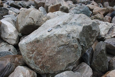 Kamenclub.ru: Гранит скальник (серо-зеленый) фр. 500-1500 мм.  купить в Севастополе гранит мрамор  серый зеленый темно-серый глыба скальная колотая ландшафтная 7 500 руб/т   фото КАМЕНЬ КЛУБ