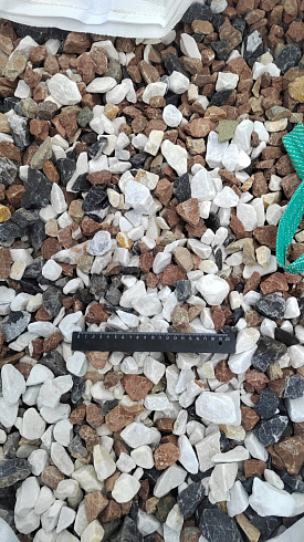Kamenclub.ru: Мраморная крошка (щебень крошка микс : белый-черный-розовый) фр. 20-40 мм.  купить в Севастополе мрамор белый, черный, розовый декоративная ландшафтная крошка 12000 руб/т   фото КАМЕНЬ КЛУБ