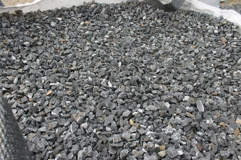 Kamenclub.ru: Щебень крошка черный (мрамор) фр. 10-20 мм.  купить в Севастополе мрамор черный с белыми прожилками, черный, белый каменная ландшафтная декоративная крошка щебня 11000 руб/т   фото КАМЕНЬ КЛУБ