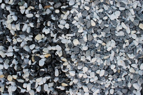 Kamenclub.ru: Мраморная крошка (щебень галтованный микс:белый-черный) фр.10-20 мм.  купить в Севастополе мрамор белый, черный окатанные округлые декоративные ландшафтные камни щебня 15500 руб/т   фото КАМЕНЬ КЛУБ