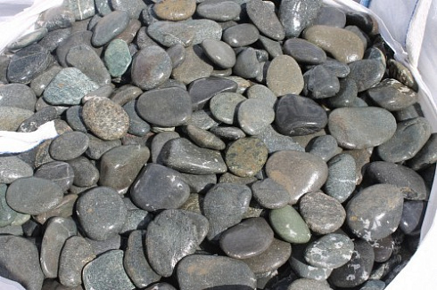 Kamenclub.ru: Галька речная плоская (темно-серая) фр. 100-200-300 мм. купить  в Севастополе галька речная плоская темно-серый, серый, синий речной галечник плоский 9000 руб/т   фото КАМЕНЬ КЛУБ