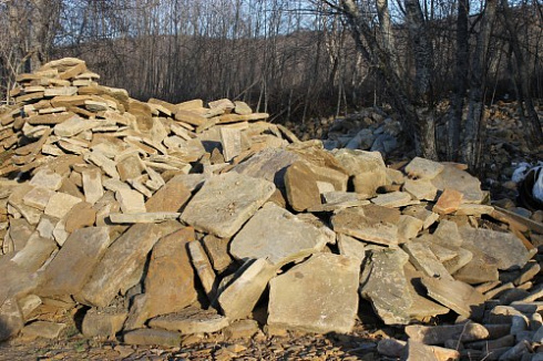 Kamenclub.ru: Песчаник плиты - плахи - пошаговые дорожки (фр. 70-150 мм)  купить в Севастополе песчаник серый бежевый желтый зеленый колотый песчаник строительный 6500 руб/т   фото КАМЕНЬ КЛУБ