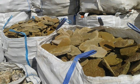 Kamenclub.ru: Песчаник колотый для облицовки (фр. 2-3 см)  купить в Севастополе песчаник бежевый серый рыжий песчаник строительный 5000 руб/т   фото КАМЕНЬ КЛУБ